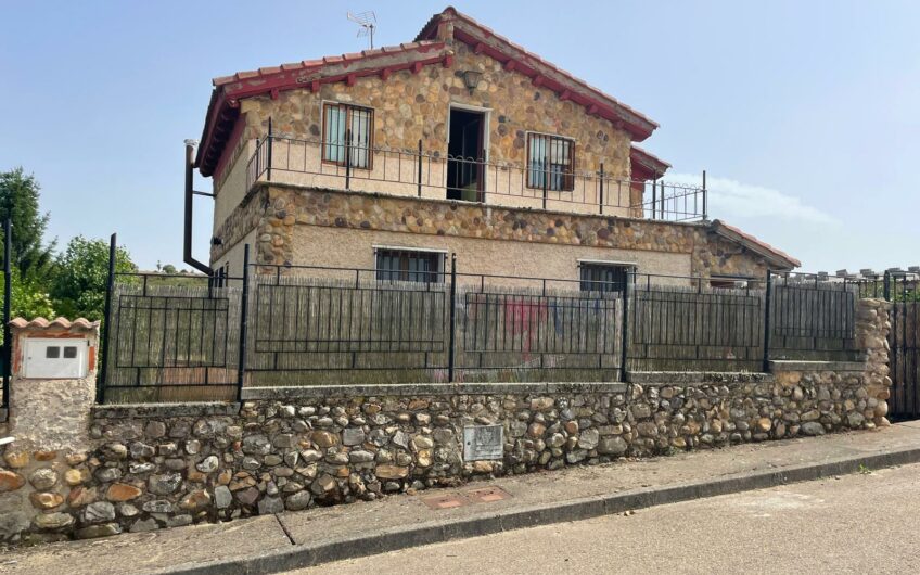 Casa Individual con parcela en Valdesemana